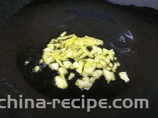 荷兰豆炒香肠,热锅倒入适量油，有微热放入葱姜，小火炒出香味。