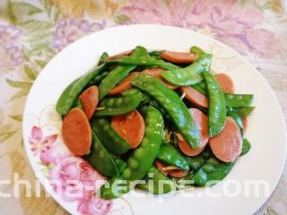 荷兰豆炒香肠,成盘。