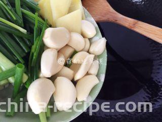 干葱豆豉鸡,准备好葱姜蒜，葱切段、姜切片，入油锅（油要比平时炒菜多二倍），炸至变成金黄色后捞出。