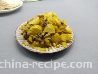 酸爽开胃《酸菜肉丝面》,酸菜洗一下捏去水份、切成丝。