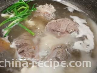 酸爽开胃《酸菜肉丝面》,牛腱子冷水下锅煮、水开撇去沫子、加香料一起中小火慢慢炖。
