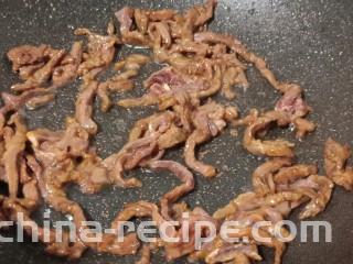 酸爽开胃《酸菜肉丝面》,热锅热油下牛肉丝爆炒。