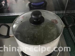  绿豆粥,盖上锅盖开大火，友情提醒：人暂时不要离开，否则溢锅就给自己找麻烦了