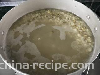  绿豆粥,此时锅中的水变少了，大米开花了，绿豆也逐渐涨发开了，有没有