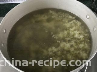  绿豆粥,20分钟过后，锅中的大米已长胖了许多，但绿豆似乎变化不大
