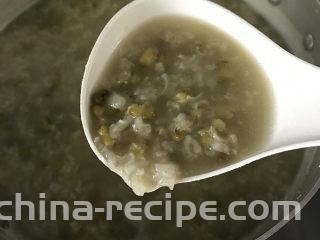  绿豆粥,经过三次煮焖，大米和绿豆全部熟透开花