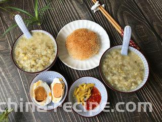  绿豆粥,再配上咸菜、辣酱和主食，真是太舒服了