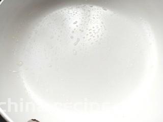 苜蓿菜饼,取陶瓷平底锅刷上玉米油，开小火