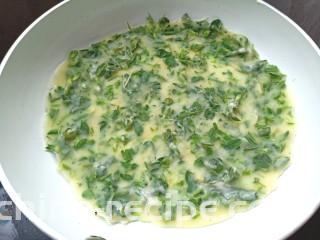 苜蓿菜饼,捞至面上起泡，翻面