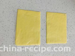 牛角酥,分别制作成长12厘米，宽8厘米的黄油片，冰箱冷冻备用。