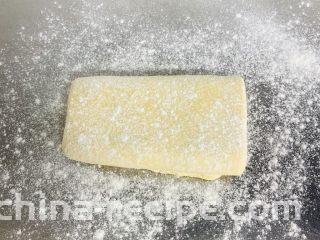 牛角酥,案板撒上干粉，取出酥皮，酥皮上撒干粉，薄薄的哟