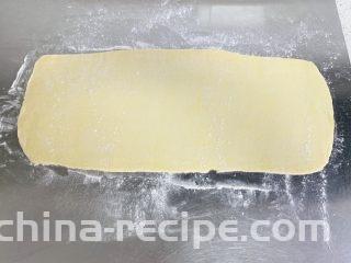 牛角酥,擀成宽30厘米、长60厘米、厚2厘米长方形。