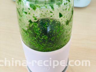 菠菜戚风蛋糕,加一点点水打成泥。