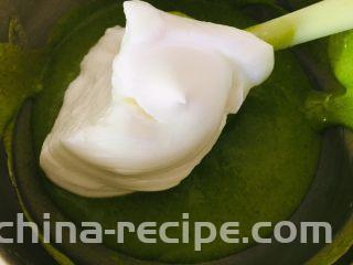 菠菜戚风蛋糕,挖一勺蛋白霜和菠菜糊混合。