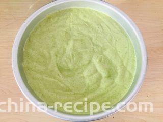 菠菜戚风蛋糕,倒入8寸蛋糕模具。