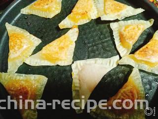 菠萝酱三角包,煎至两面金黄即可。