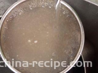 杨梅奶昔西米露,煮好的西米在锅中焖5-10分钟。用凉水冲洗粘稠的汁液。