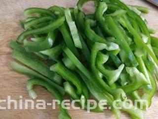 青椒炒杏鲍菇,青椒去籽，切条。