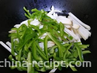 青椒炒杏鲍菇,放入杏鲍菇和青椒丝。