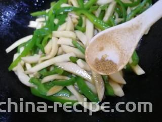 青椒炒杏鲍菇,少来点五香粉增香，急火翻炒。