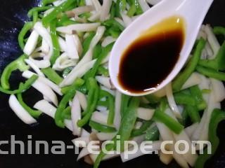 青椒炒杏鲍菇,继续急火翻炒，不要加水，大约炒1分钟，杏鲍菇会慢慢变软，香味飘出，加一汤匙生抽提鲜，急火炒匀。