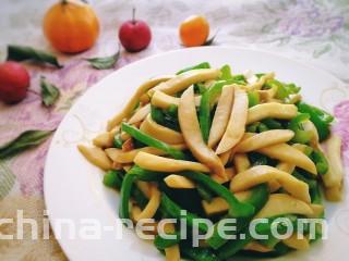 青椒炒杏鲍菇,特别鲜美的一道素菜。