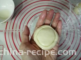 玉米碗蒸,塞入大面团里面，紧密贴合在一起