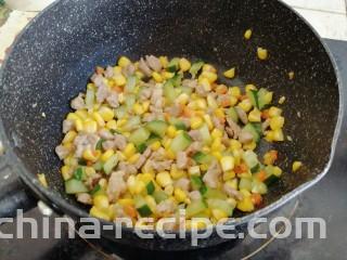 玉米碗蒸,最后倒入黄瓜丁，胡萝卜丁和玉米粒炒两分钟左右，炒至水分收干即可