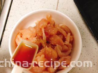 京酱鸡肉丝-可做早餐,加入1勺料酒。