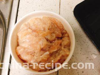 京酱鸡肉丝-可做早餐,加适量清水搅拌均匀，腌制20分钟。
