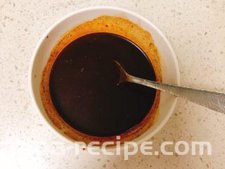 京酱鸡肉丝-可做早餐,准备调料：加入5勺甜面酱，5勺糖，半碗清水搅拌均匀备用。