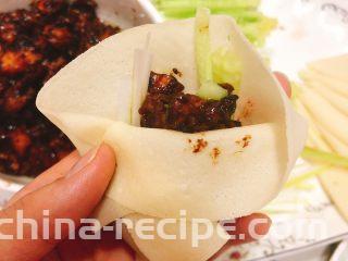 京酱鸡肉丝-可做早餐,美味势不可挡。不喜欢吃春卷皮，喜欢吃薄皮的亲，也可以用饺子皮代替，我主页里那个做春卷的食谱里有具体做法步骤。