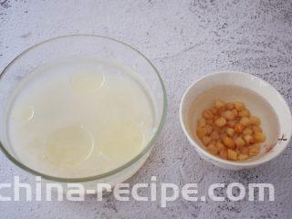 干贝排骨粥,干贝洗净用100克纯净水提前泡发备用，大米淘洗干净后放入容器中，加入适量的水和一汤匙香油，浸泡30分钟
