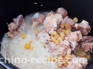 干贝排骨粥,加入干贝连同泡干贝的水一起倒入