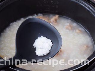 干贝排骨粥,按煮粥键开始煮粥，煮好后再根据个人口味加入适量的盐调味，用饭勺翻匀后，出锅前撒上葱花即可食用