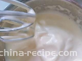 甜甜圈蒸糕,4.再用打蛋器高速打发，打到提起画纹路5秒不消失。