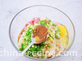 鲜虾猪肉馄饨,加入五香粉