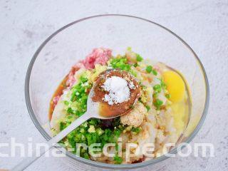 鲜虾猪肉馄饨,加入盐