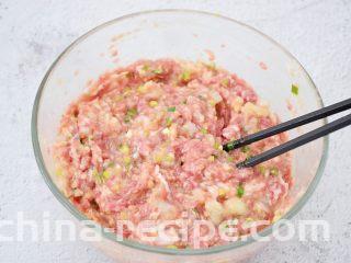 鲜虾猪肉馄饨,用筷子顺时针一个方向搅拌均匀