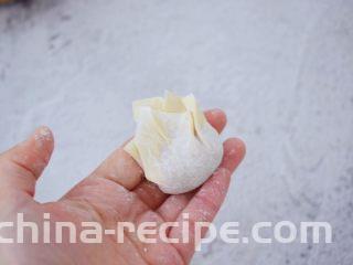 鲜虾猪肉馄饨,再收口捏紧，馄饨的包法没有固定，随自己喜欢