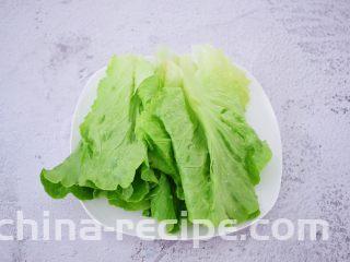 鲜虾猪肉馄饨,生菜洗净备用
