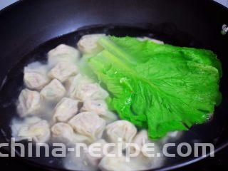 鲜虾猪肉馄饨,锅中倒入适量的清水烧开后，放入馄饨和生菜
