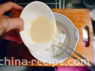 紫薯烧饼,倒入糯米粉与面粉混合的容器中。