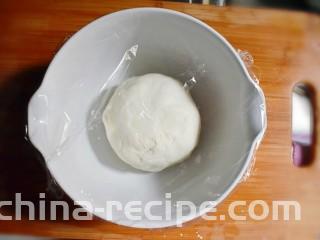 紫薯烧饼,揉成光滑的面团（温水不够可以再加点儿），盖上保鲜膜，醒发1～2小时。
