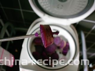 紫薯烧饼,蒸至用筷子可以穿过紫薯，则说明已蒸熟。