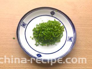 香甜米饭-葱香粢饭糕,叮的一分钟时间来切葱，一般的葱花即可。