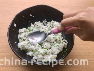 香甜米饭-葱香粢饭糕,用勺子去压米饭和葱，让粘稠的米饭更加粘稠。