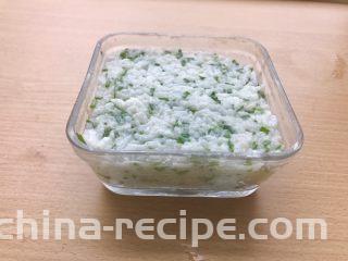 香甜米饭-葱香粢饭糕,放到一个方形的稍微小一点的容器中，用勺子压实。然后放入冰箱冷藏中，可以美美睡一觉了。