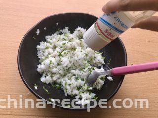香甜米饭-葱香粢饭糕,搅拌均匀后加入盐。