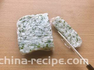 香甜米饭-葱香粢饭糕,先切1cm宽，我这容器里的米饭高约2cm。